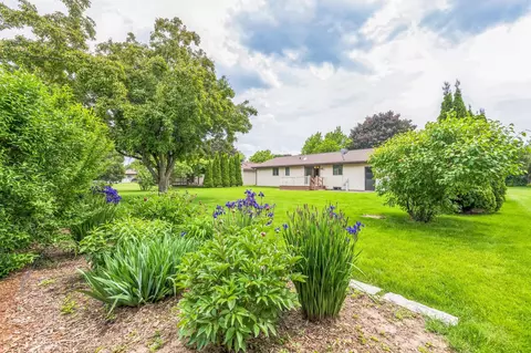 Exterior - 2324 W Applegate Dr, Appleton, WI 54914 photo 5 of 10