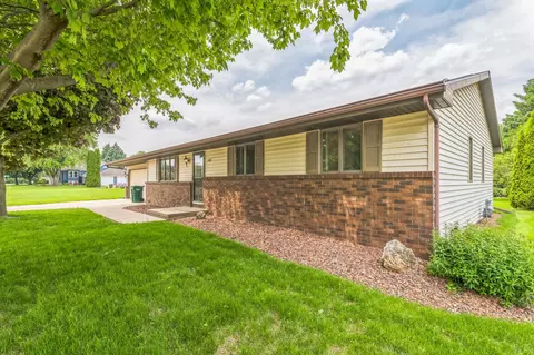Exterior - 2324 W Applegate Dr, Appleton, WI 54914 photo 2 of 10