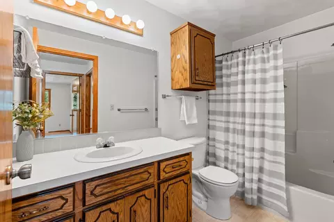 Bath - 1416 W Weiland Ln, Appleton, WI 54914 photo 2 of 3