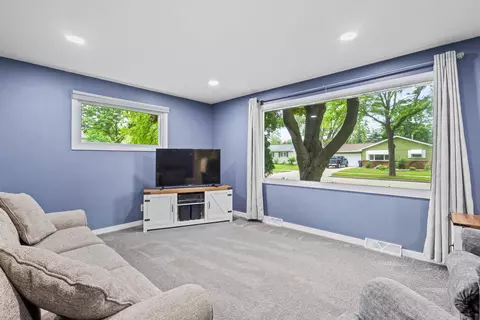 Living - 931 W Lindbergh St, Appleton, WI 54914 photo 3 of 6