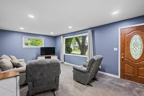 Living - 931 W Lindbergh St, Appleton, WI 54914 photo 1 of 6