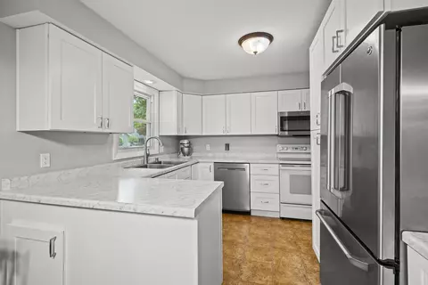 Kitchen - 931 W Lindbergh St, Appleton, WI 54914 photo 3 of 6