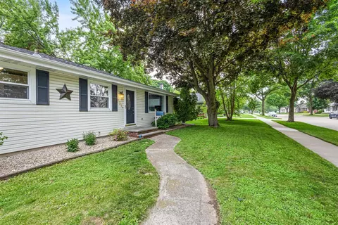 Exterior - 931 W Lindbergh St, Appleton, WI 54914 photo 12 of 14