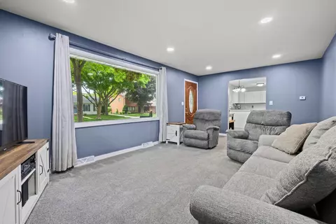 Living - 931 W Lindbergh St, Appleton, WI 54914 photo 2 of 6