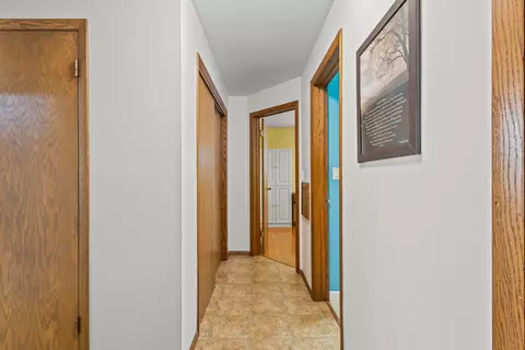 Entry Way - 931 W Lindbergh St, Appleton, WI 54914 photo 4 of 7