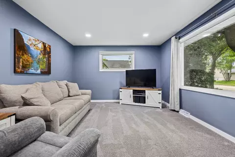 Living - 931 W Lindbergh St, Appleton, WI 54914 photo 4 of 6