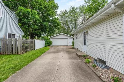 Exterior - 931 W Lindbergh St, Appleton, WI 54914 photo 10 of 14