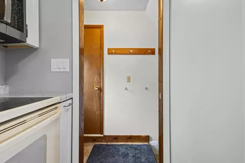 Entry Way - 931 W Lindbergh St, Appleton, WI 54914 photo 3 of 7