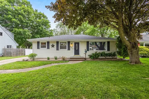 Exterior - 931 W Lindbergh St, Appleton, WI 54914 photo 2 of 14