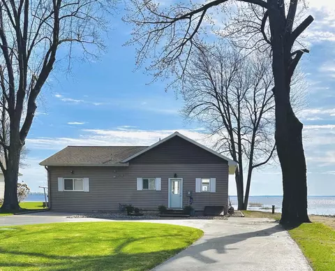 n2860 Shore Drive, Marinette, WI 54143