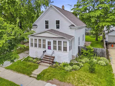 914 W 5th Ave, Oshkosh, WI 54902