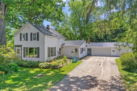 105 E Clark St, Weyauwega, WI 54983