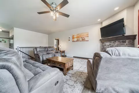 Living - 5090 N Milkweed Trl, Appleton, WI 54913 photo 2 of 5