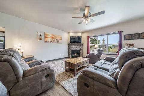 Living - 5090 N Milkweed Trl, Appleton, WI 54913 photo 1 of 5