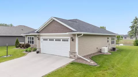 Exterior - 5090 N Milkweed Trl, Appleton, WI 54913 photo 4 of 9