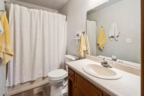 Bath - 725 S Westhaven Pl #G, Appleton, WI 54914 photo 2 of 2