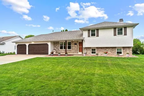 216 Riva Ridge Ln, Neenah, WI 54956