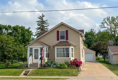 512 E Main St, Omro, WI 54963