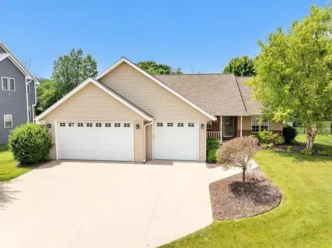 665 Black Earth Dr, De Pere, WI 54115