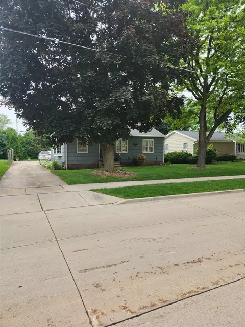 813 W 18th Ave, Oshkosh, WI 54902