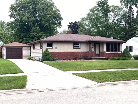 615 Clover Ln, Green Bay, WI 54301