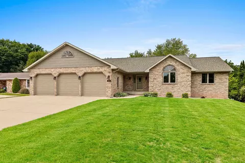 906 Amberly Trl, Green Bay, WI 54311