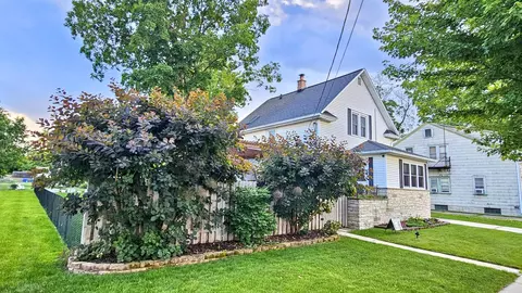 553 W 17th Ave, Oshkosh, WI 54902