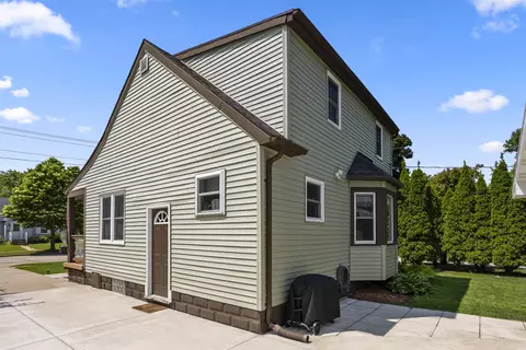 Exterior - 902 E Fremont St, Appleton, WI 54915 photo 2 of 6