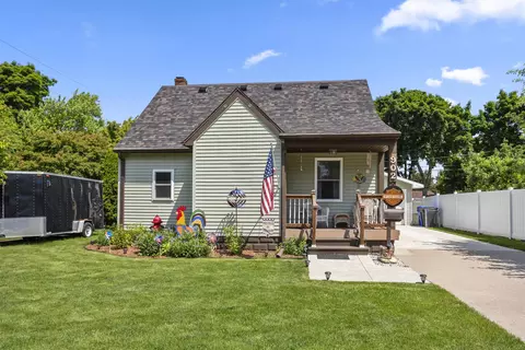 Exterior - 902 E Fremont St, Appleton, WI 54915 photo 1 of 6