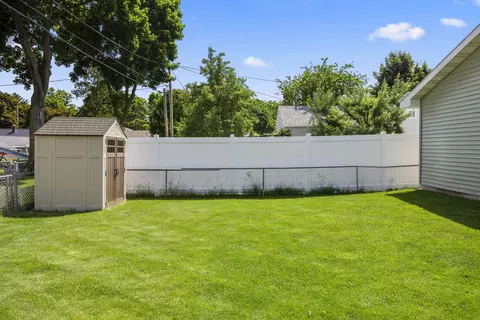 Exterior - 902 E Fremont St, Appleton, WI 54915 photo 5 of 6