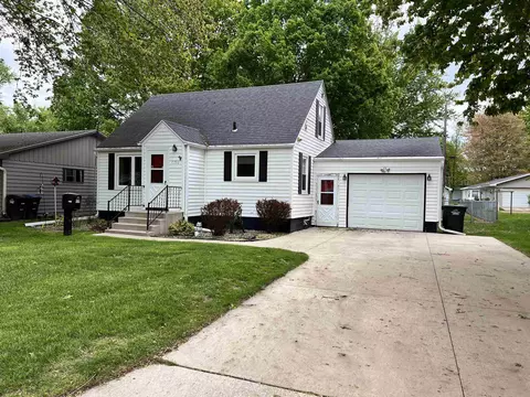 1136 S Bartlett St, Shawano, WI 54166