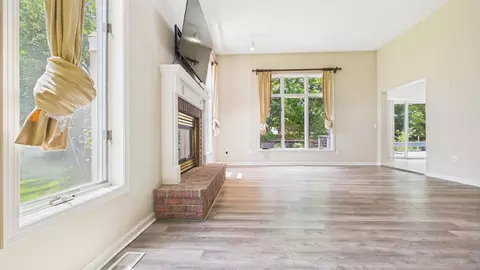 Living - 3119 N Division St, Appleton, WI 54911 photo 1 of 5