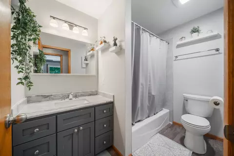 Bath - 531 E Taft Ave, Appleton, WI 54915 photo 2 of 2