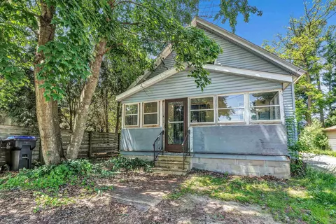 446 State St, Redgranite, WI 54970