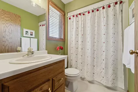Bath - 330 W Florida Ave, Appleton, WI 54911 photo 2 of 2