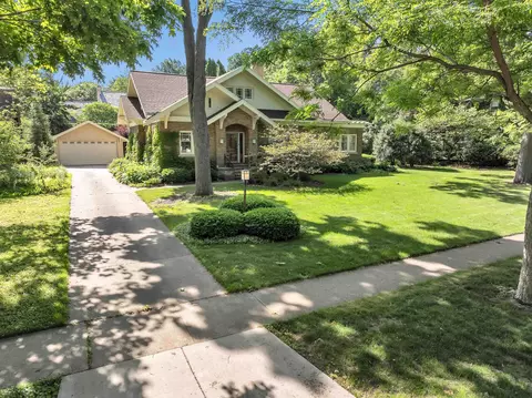 1039 S Jackson St, Green Bay, WI 54301