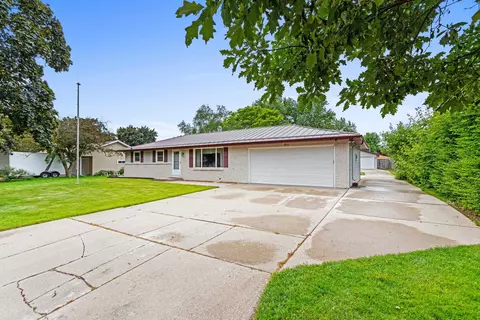 2210 Patty Ln, Green Bay, WI 54304