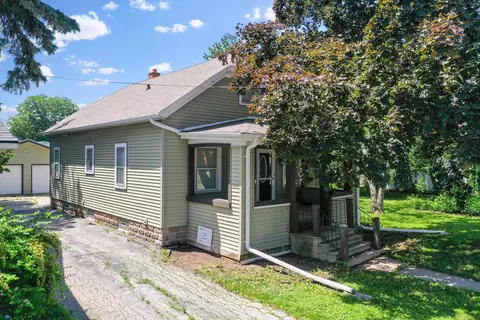 829 6th St, Menasha, WI 54952