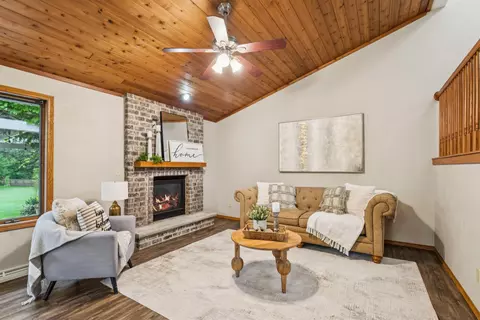 Living - 2539 W Sunnyview Cir, Appleton, WI 54914 photo 2 of 2
