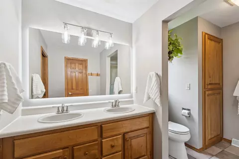 Bath - 2539 W Sunnyview Cir, Appleton, WI 54914 photo 2 of 4