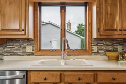 Kitchen - 2539 W Sunnyview Cir, Appleton, WI 54914 photo 3 of 4