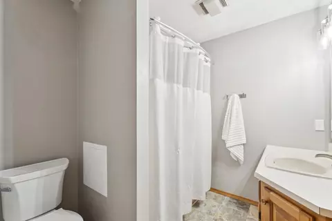 Bath - 2539 W Sunnyview Cir, Appleton, WI 54914 photo 3 of 4