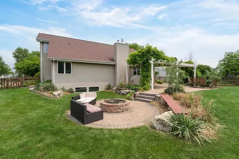 Exterior - 2539 W Sunnyview Cir, Appleton, WI 54914 photo 2 of 6
