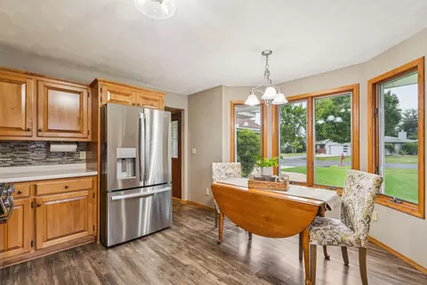 Kitchen - 2539 W Sunnyview Cir, Appleton, WI 54914 photo 2 of 4