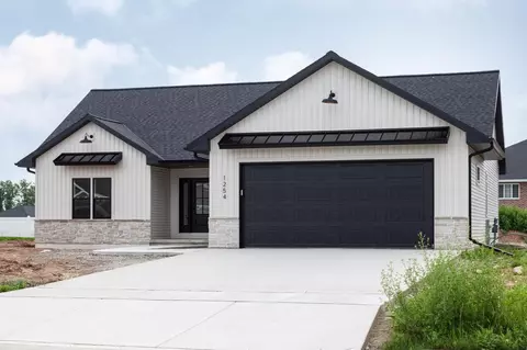 1254 Mountain Bay Dr, Pulaski, WI 54162