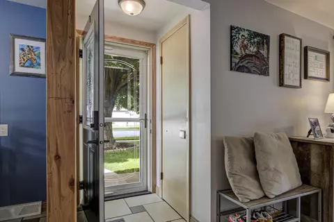 Entry Way - 2320 S Greenview St, Appleton, WI 54915 photo 1 of 2