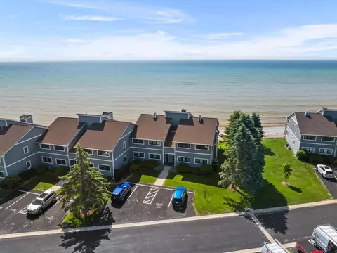 120 Summit Beach Dr #D, Algoma, WI 54201