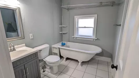 Bath - 902 N Harriman St, Appleton, WI 54911 photo 2 of 5
