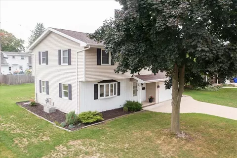 Exterior - 2625 Fairfield Ct, Appleton, WI 54911 photo 1 of 2