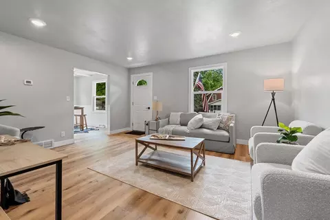 Living - 711 S Mason St, Appleton, WI 54914 photo 3 of 4